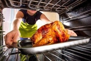 Cooking chicken in the oven at home.