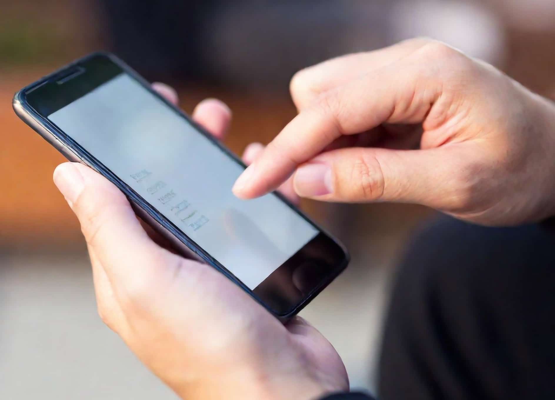 Depositphotos-business-smart-phone-cropped